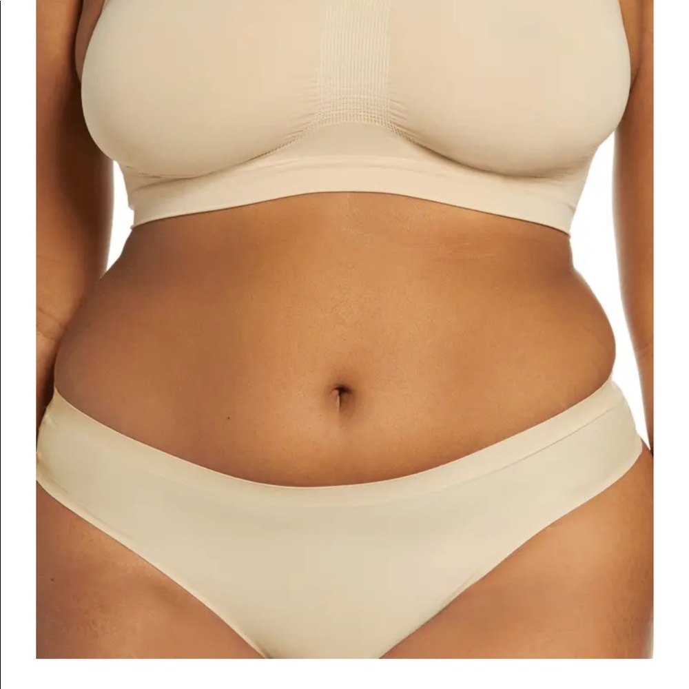 SKIMS SMOOTH ESSENTIALS THONG